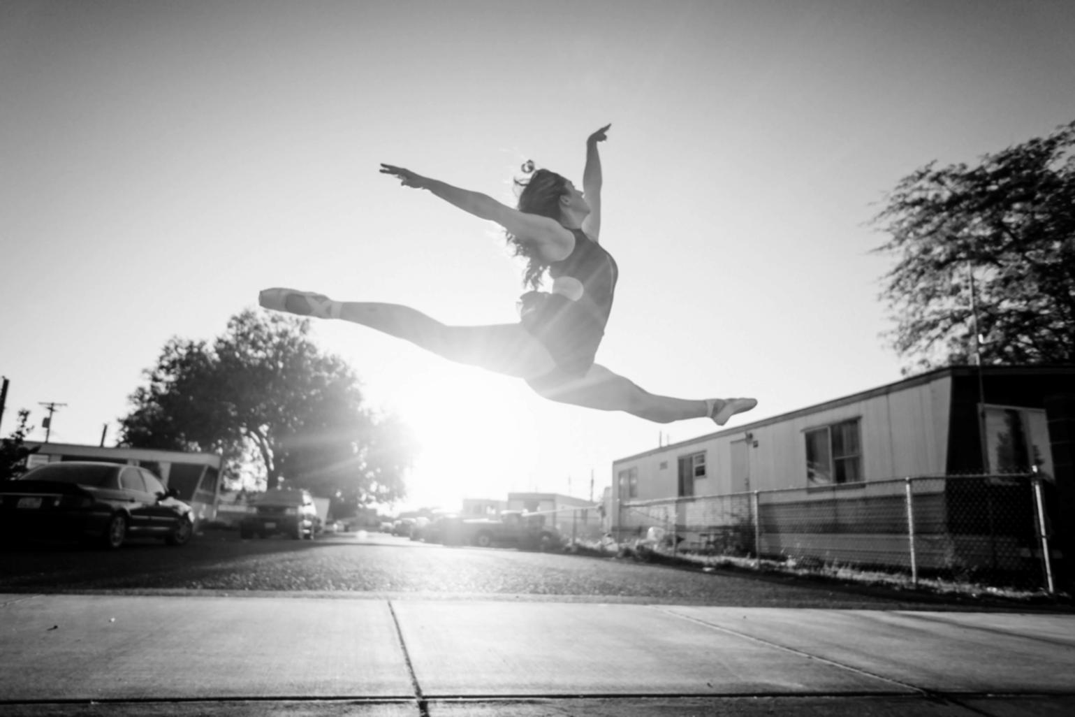 Danseur en pleine création chorégraphique dans un studio