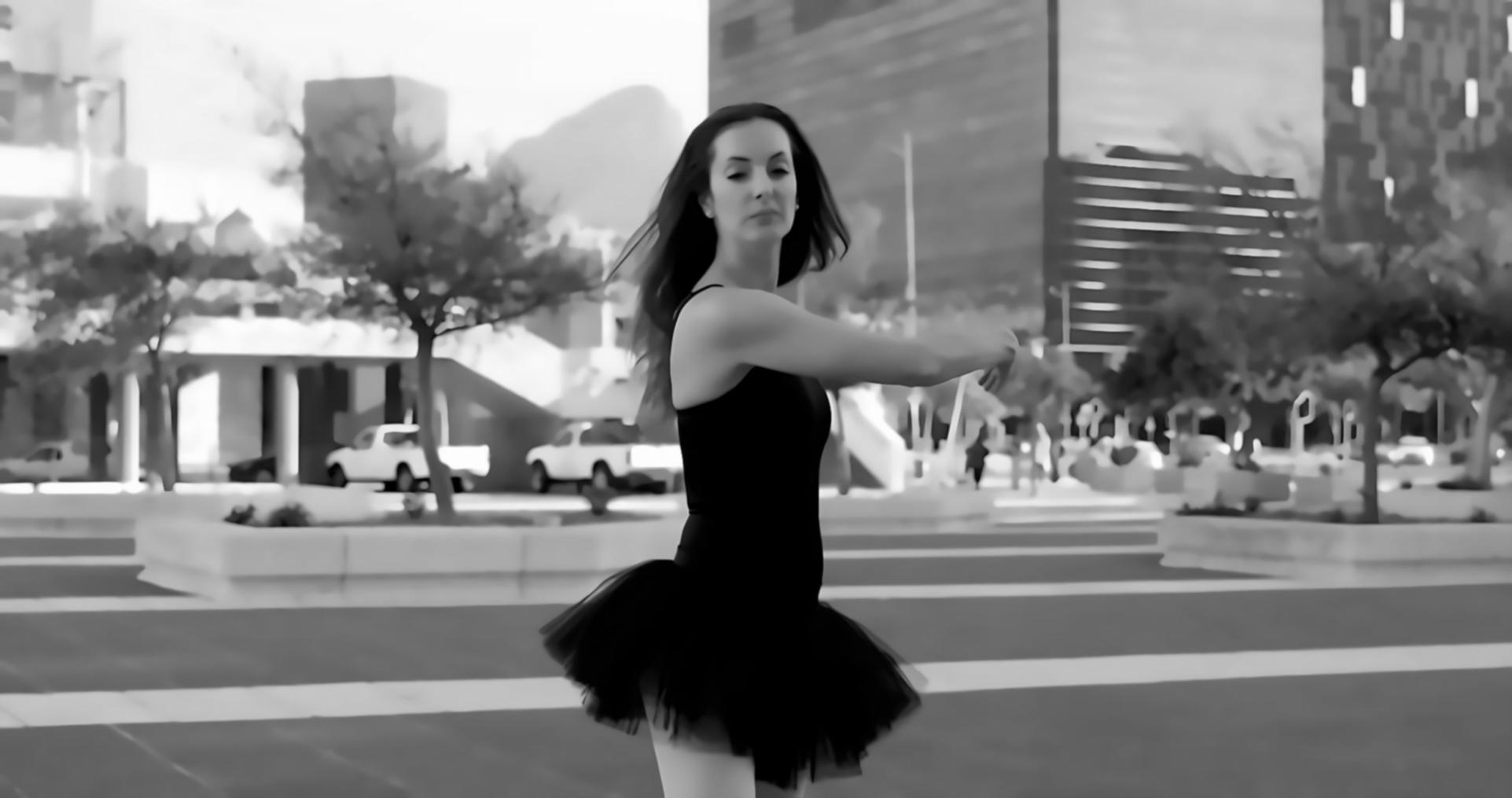 Danseurs en pleine création chorégraphique dans un studio lumineux