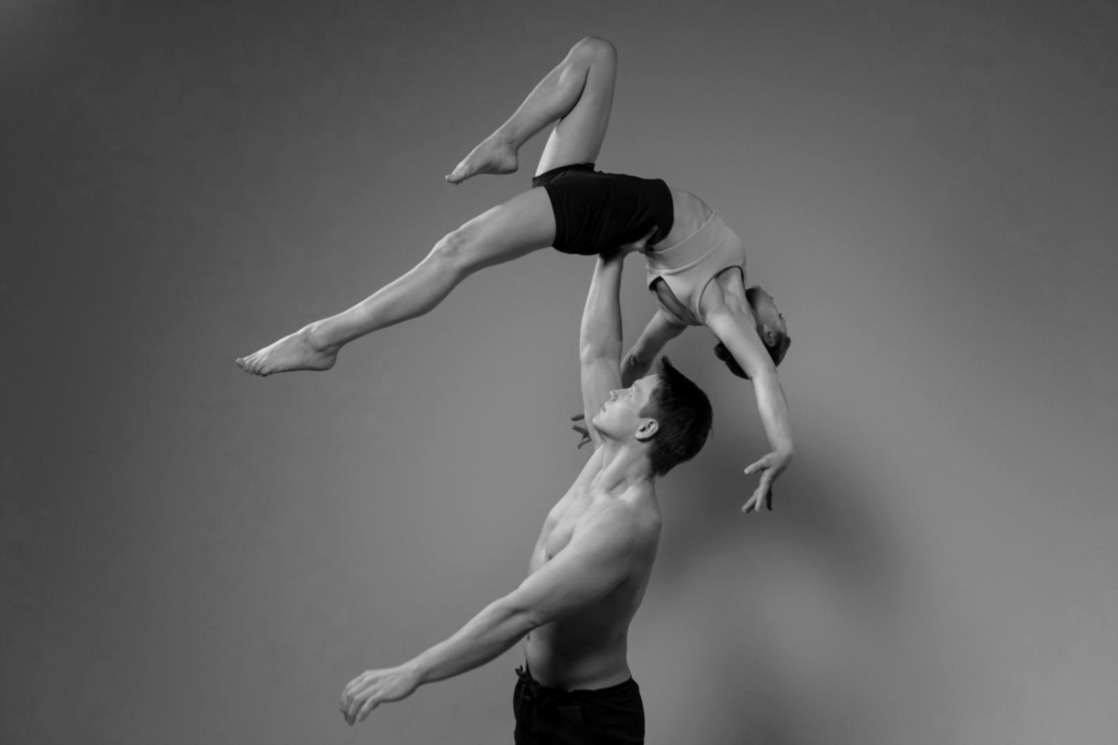 Danseurs travaillant ensemble lors d'une session de création chorégraphique